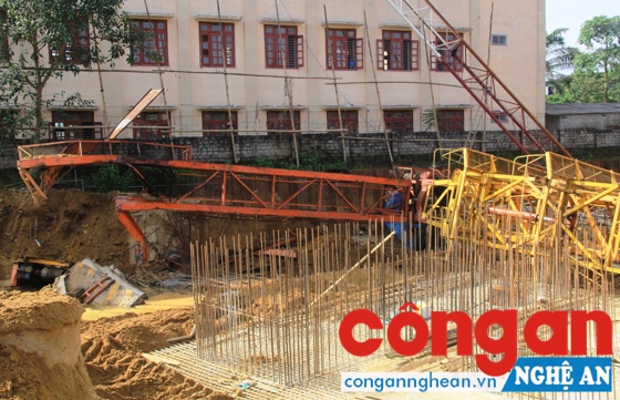 Sập cần cẩu xây chung cư, một nam sinh lớp 10 tử vong