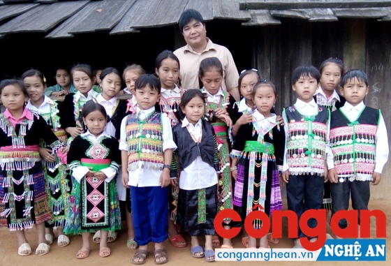 Nhọc nhằn 'cõng' chữ lên non