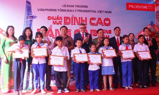 Công ty Prudential tặng quà cho học sinh nghèo học giỏi nhân dịp khai trương Văn phòng