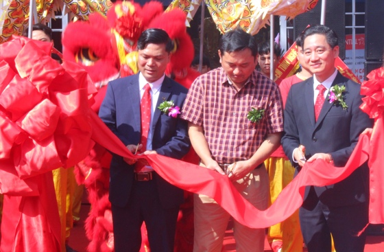 Cắt băng khai trương Văn phòng