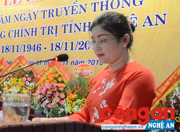 Đồng chí Nguyễn Thị Hồng Hoa - Tỉnh ủy, Bí thư Đảng ủy, Hiệu trưởng trường đọc diễn văn ôn lại truyền thống 70 năm trường Chính trị Nghệ An