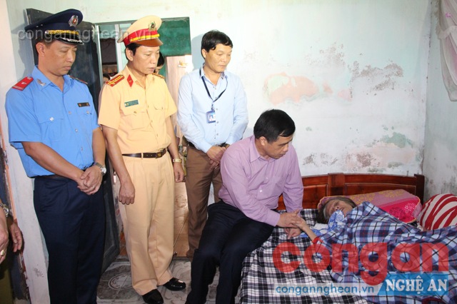 Lãnh đạo tỉnh thăm, tặng quà gia đình nạn nhân tử vong vì TNGT