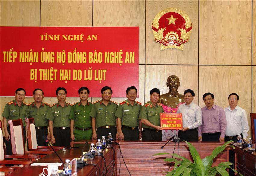 Thượng tướng Bùi Văn Nam, Ủy viên TW Đảng, Thứ trưởng Bộ Công an thăm và làm việc tại Nghệ An
