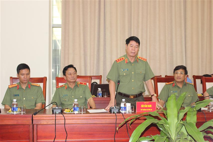 Đồng chí Thứ trưởng Bộ Công an Bùi Văn Nam chia sẻ những mất mát của nhân dân Nghệ An