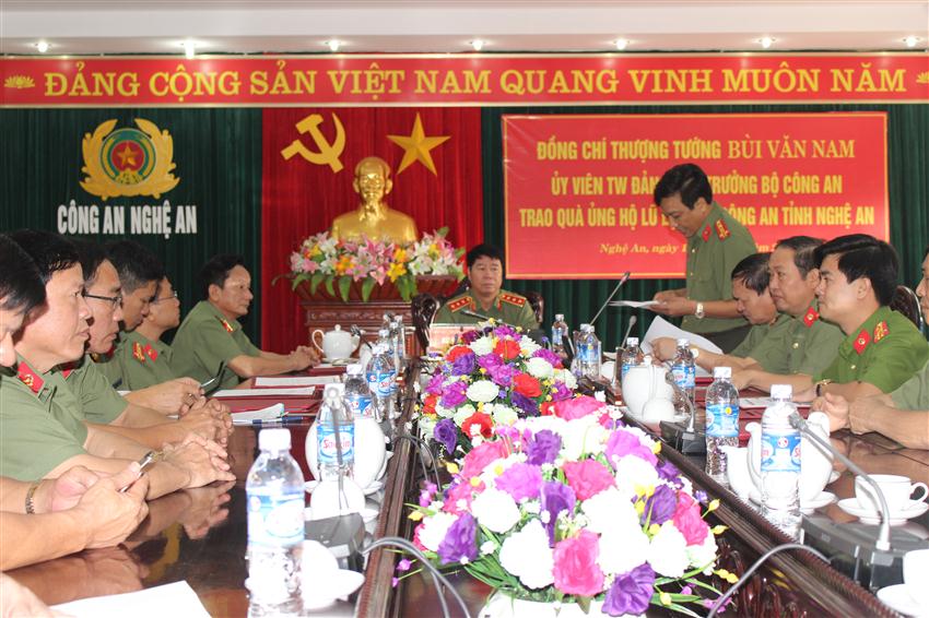 Đồng chí Hồ Văn Tứ, Phó Bí thư Đảng ủy, Phó Giám đốc Công an tỉnh đã báo cáo công tác đảm bảo ANTT và các hoạt động khắc phục hậu quả do mưa lũ gây ra trên địa bàn