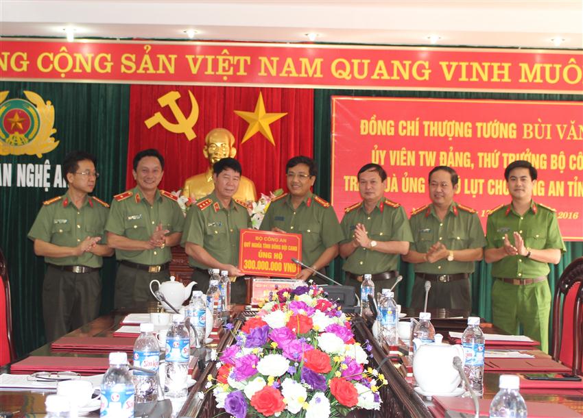 Đoàn công tác Bộ Công an ủng hộ Công an Nghệ An 300 triệu đồng để khắc phục khó khăn do mưa bão gây ra