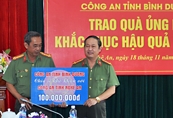 Đoàn công tác Công an tỉnh Bình Dương tặng quà Công an Nghệ An
