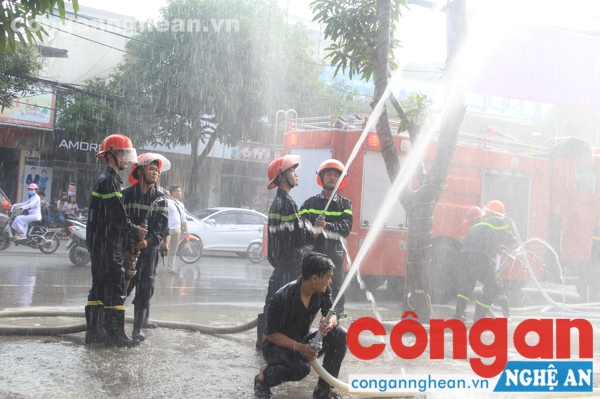 Lực lượng Phòng Cảnh sát PCCC số 1 nhanh chóng kịp thời dập tắt đám cháy
