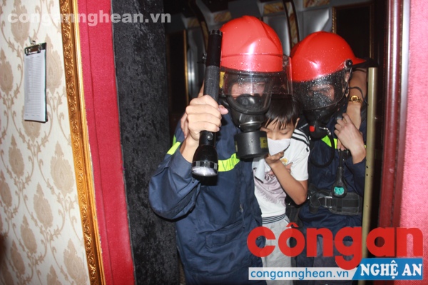 Sau khi đám cháy được khống chế, lực lượng giải cứu nhanh chóng tiếp cận đưa các nạn nhân mắc kẹt bên trong đưa ra ngoài