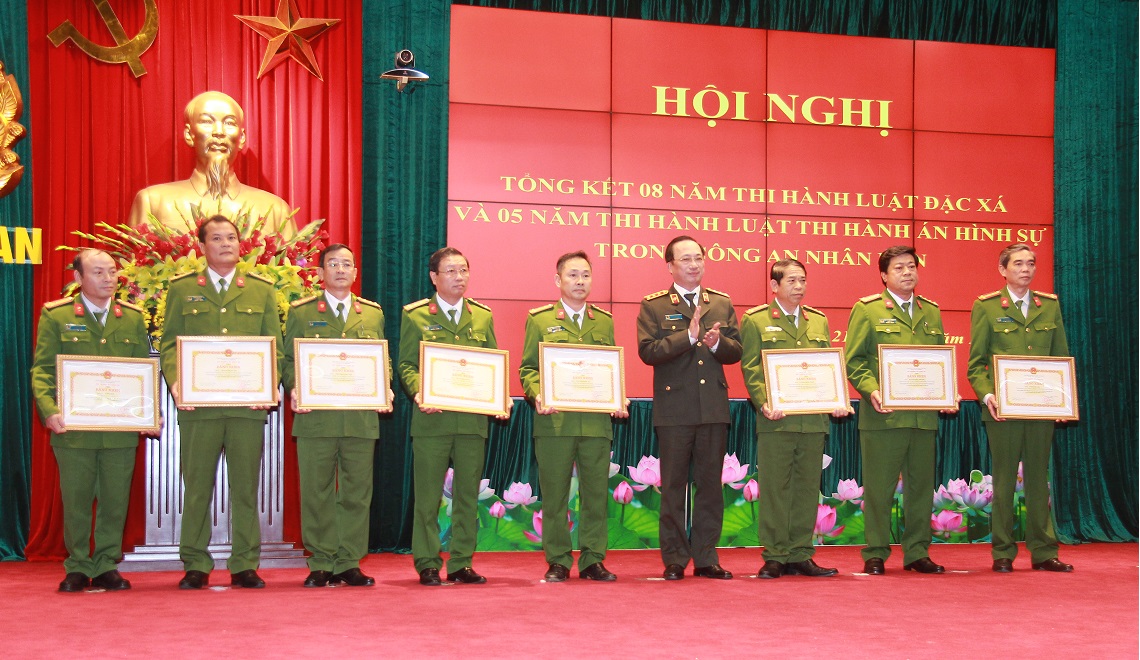Thứ trưởng Nguyễn Văn Thành tặng Bằng khen của Bộ Công an cho các tập thể, cá nhân có thành tích xuất sắc trong 8 năm thực hiện Luật Đặc xá và 5 năm thực hiện Luật Thi hành án hình sự.