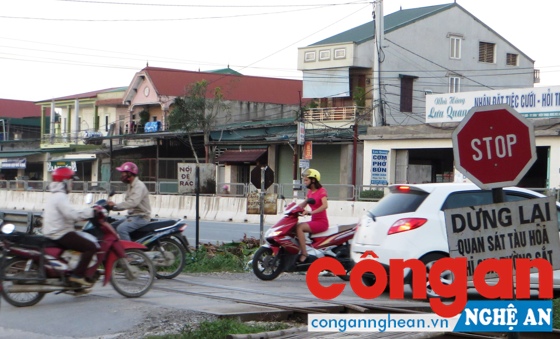 Đường ngang không có người canh gác luôn tiềm ẩn các vụ TNGT đường sắt