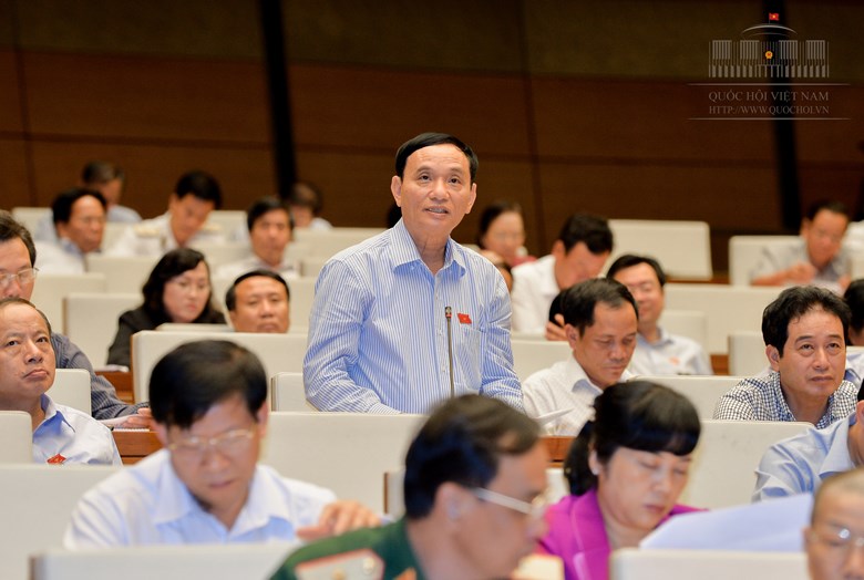 Đại biểu Quốc hội Bùi Quốc Phòng phát biểu tại Hội trường