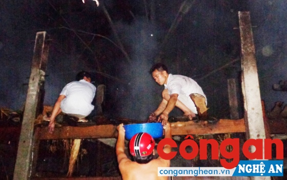 Người dân nỗ lực cứu chữa đám cháy
