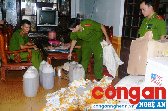  Lực lượng Cảnh sát Môi trường kiểm tra hàng hóa vi phạm ATVSTP