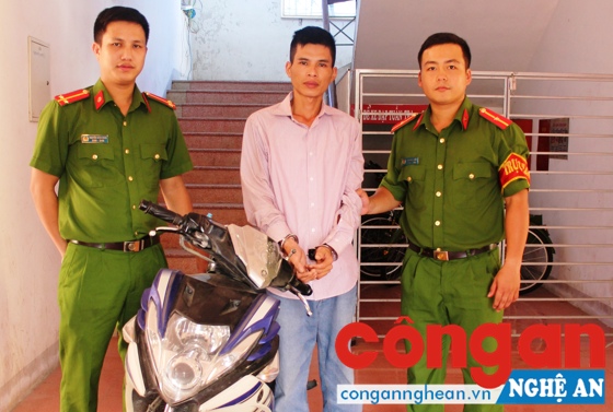 Bắt đối tượng 'ngáo đá' trộm xe máy