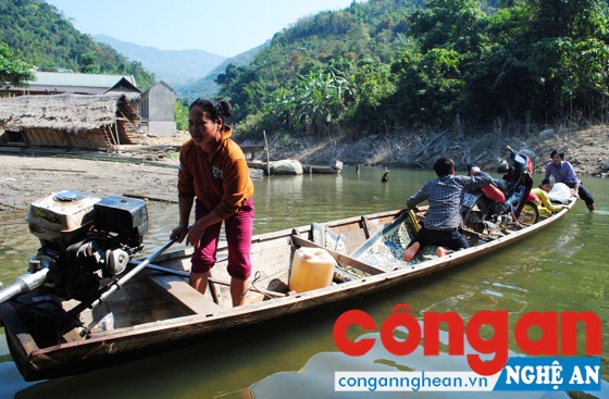 Hiểm nguy rình rập trên những chuyến đò không có phao cứu sinh