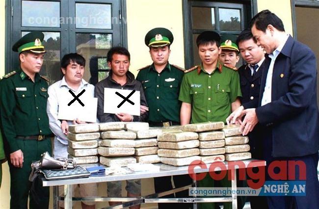 Bắt 2 người Lào vận chuyển 60 bánh cần sa vào Việt Nam