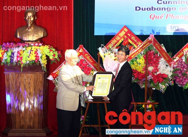 Đón nhận Bằng công nhận Cây Di sản Việt Nam cho quần thể 56 cây sa mu dầu và 5 cây phay sừng