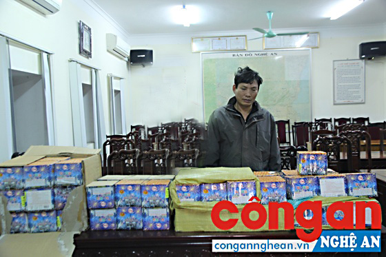 Đối tượng mua bán pháo nổ bị bắt giữ cùng tang vật