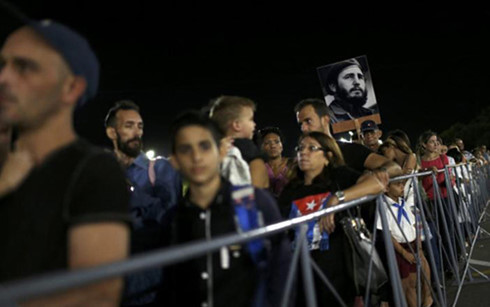 Người dân xếp hàng dài từ chiếu tối để viếng Fidel Castro tại Đài tưởng niệm Jose Marti trên Quảng trường Cách mạng ở La Habana, Cuba. (Ảnh: Reuters)