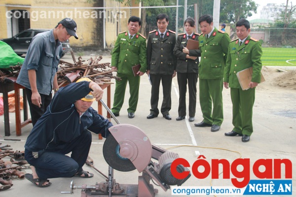 Tiêu hủy vũ khí, công cụ hỗ trợ, đồ chơi nguy hiểm bị cấm và pháo