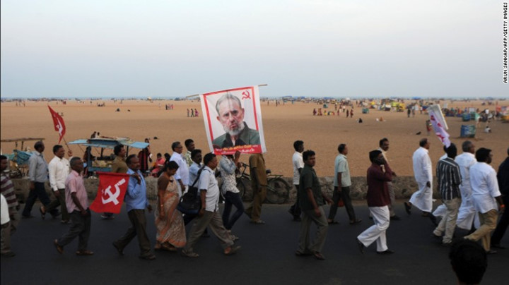 Các thành viên thuộc Đảng Cộng sản Ấn Độ diễu hành ở Chennai, Ấn Độ tưởng niệm Fidel Castro. (ảnh: Getty)