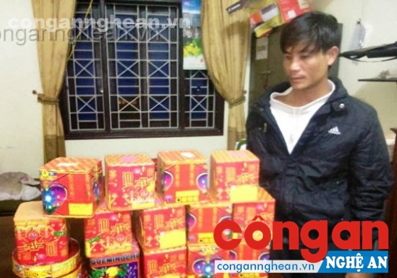 Đối tượng vận chuyển pháo lậu và tang vật bị bắt giữ