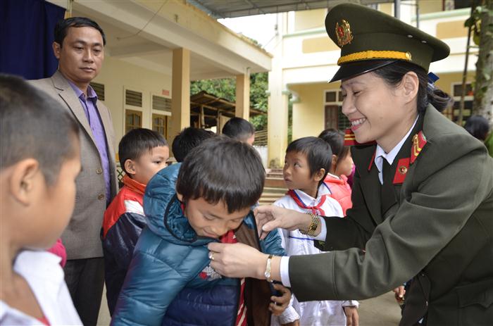 Tuyên truyền, phổ biến pháp luật và tặng quà tại xã Nga My
