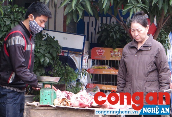 Tràn lan thực phẩm bày bán trên vỉa hè