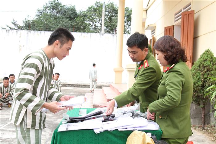 Cấp phát tư trang cho phạm nhân được đặc xá.