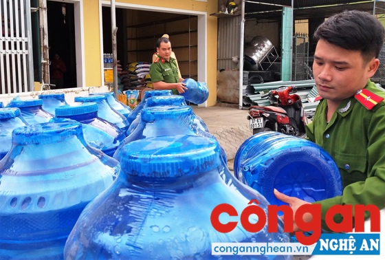 Phát hiện cơ sở kinh doanh nước lọc bốc mùi hôi thối