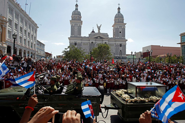 Người dân hô to tên của Fidel khi đoàn xe chở tro cốt của ông rời công viên Cespedes trong hành trình quanh Santiago, Cuba vào ngày 3/12 (giờ Cuba). Ảnh: AP.