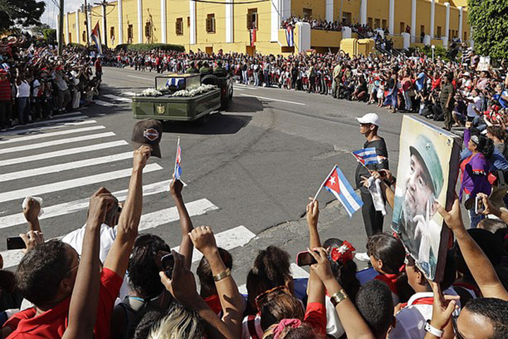 Xe chở tro cốt lãnh tụ Fidel đi qua pháo đài Moncada ở Santiago. Ngày 26/7/1953, ông Fidel đã lãnh đạo 160 người tấn công pháo đài này. Ảnh: AP.