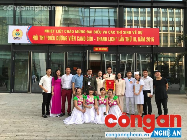 Kết thúc hội thi, Đoàn Nghệ An chụp ảnh lưu niệm tại Trụ sở Bộ Công an