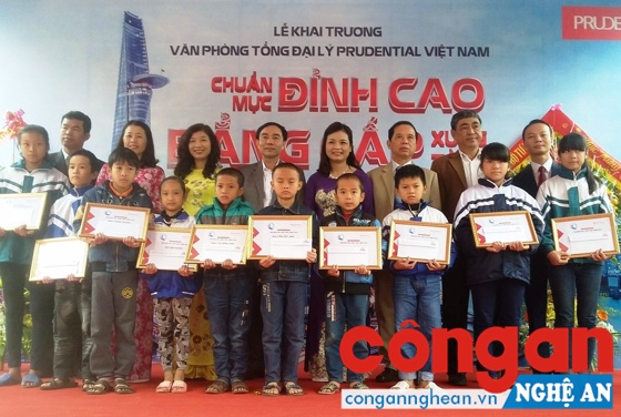 Đưa vào hoạt động mô hình văn phòng tổng đại lý tiêu chuẩn mới tại huyện Đô Lương