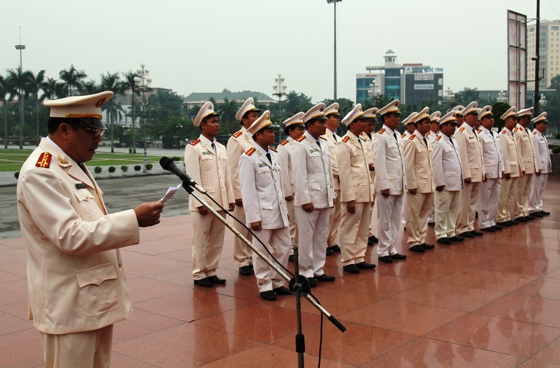 Đồng chí Chánh Văn phòng Cơ quan CSĐT báo công với Bác