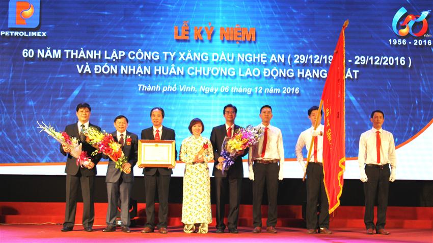 Công ty Xăng dầu Nghệ An đón nhận Huân chương Lao động hạng Nhất