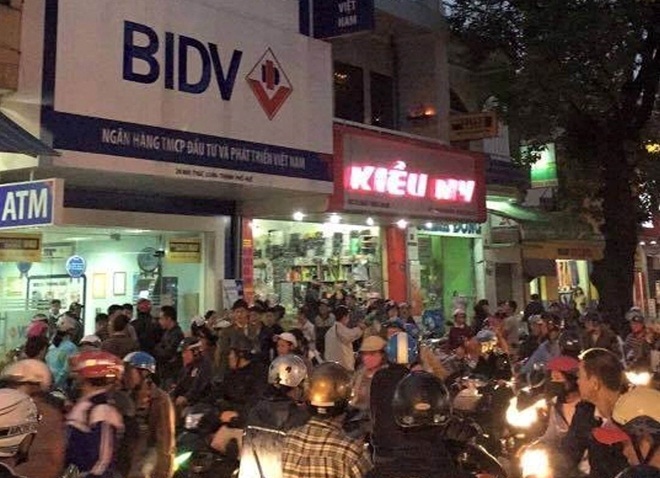 Bịt mặt xông vào Ngân hàng BIDV cướp tiền rồi tẩu thoát