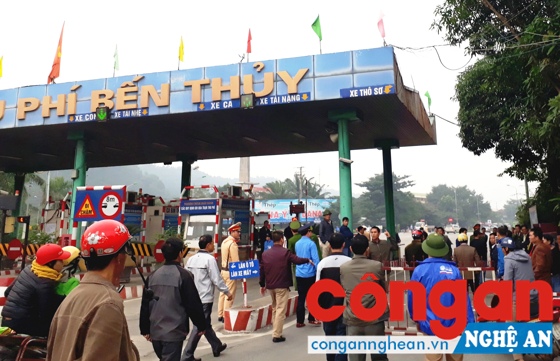 Xung quanh việc người dân bao vây cầu Bến Thủy 1 phản đối việc thu phí