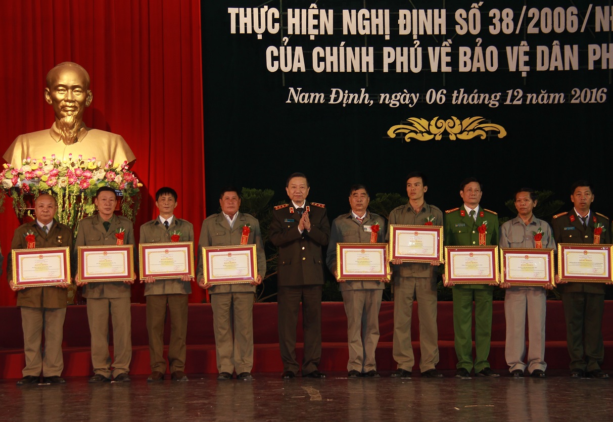 Bộ trưởng Tô Lâm trao Bằng khen của Bộ Công an tặng các tập thể, cá nhân có thành tích xuất sắc.