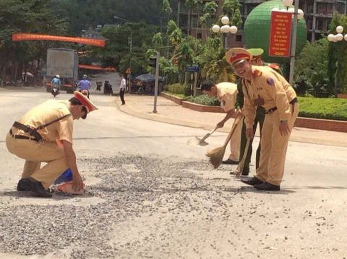 Công an dọn đường cho dân khiến nhiều người xúc động.