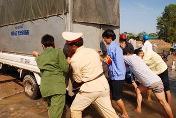 Cùng đẩy xe giúp dân...