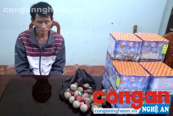 Đối tượng buôn bán pháo và tang vật bị thu giữ