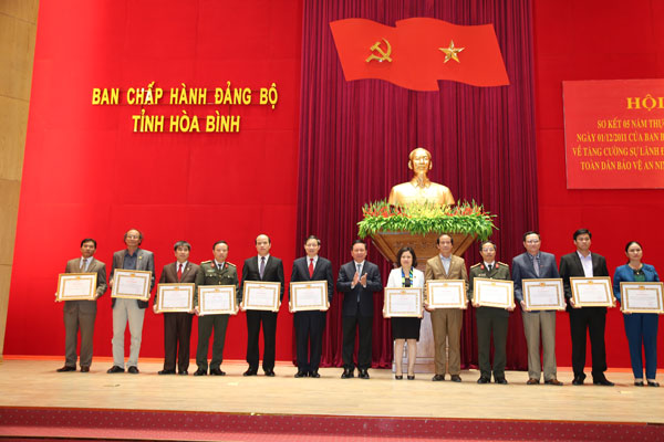 Bí thư Tỉnh ủy Hòa Bình Bùi Văn Tỉnh trao tặng Bằng khen của Ban Thường vụ Tỉnh ủy cho các tổ chức cơ sở đảng và đảng viên có thành tích xuất sắc.