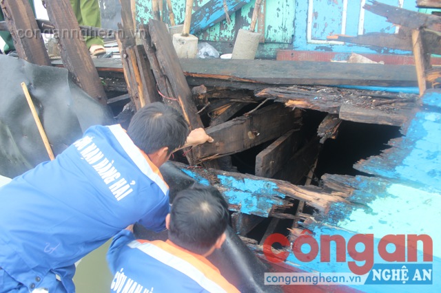 Mạn phải tàu bị hư hỏng