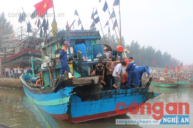 Đuôi tàu bị đâm thủng