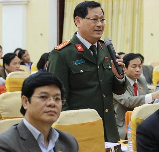 Đại biểu Nguyễn Hữu Cầu, Giám đốc Công an tỉnh chất vấn Giám đốc Sở Giáo dục và Đào tạo về vấn đề lạm thu 