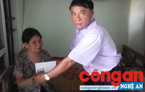 Thương binh Đậu Viết Ngụ thăm và tặng quà cho bà Văn Thị Vợng