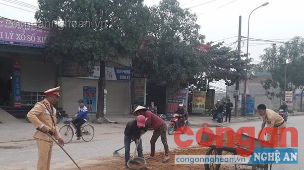 Cùng người dân thu dọn vật liệu rơi vãi
