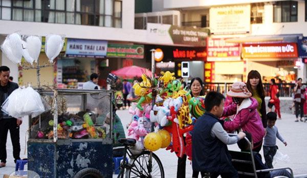 Tổ hợp chung cư HH Linh Đàm còn nhiều hộ kinh doanh trong chung cư.